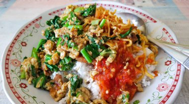 Nasi Orak-Arik ya da çırpılmış pirinç, Waroong 'da burjo denilen sokak yemeği.