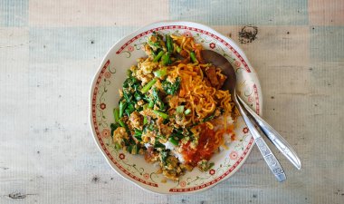 Nasi Orak-Arik ya da çırpılmış pirinç, Waroong 'da burjo denilen sokak yemeği.
