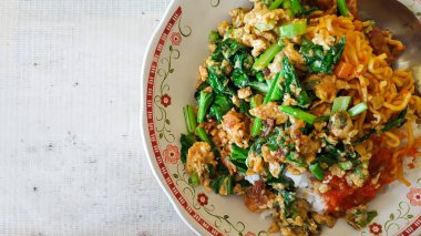 Nasi Orak-Arik ya da çırpılmış pirinç, Waroong 'da burjo denilen sokak yemeği.