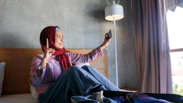 Asiática Hijab Chica Selfie Dormitorio —  Fotos de Stock