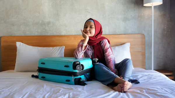 Asiático Hijab Chica Feliz Dormitorio Con Maleta Porque Ella Quiere —  Fotos de Stock