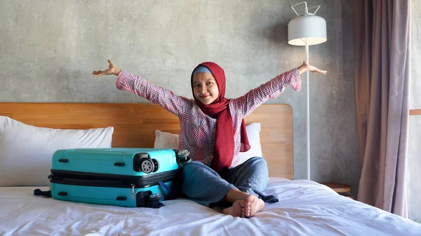 アジアのヒジャーブの女の子あります幸せなですベッドルームでスーツケースと彼女は旅行したいので — ストック写真