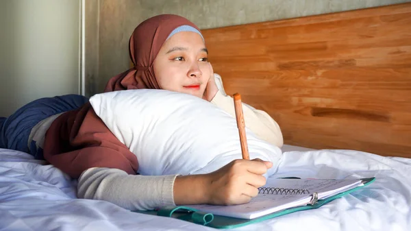 Asiatisch Mädchen Notes Auf Die Bett — Stockfoto