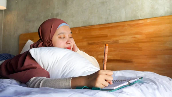 Asiatisch Mädchen Notes Auf Die Bett — Stockfoto