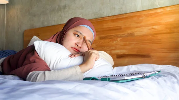 Asiatisch Mädchen Notes Auf Die Bett — Stockfoto