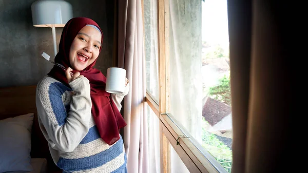 Asiatisches Mädchen Putzt Sich Die Zähne — Stockfoto