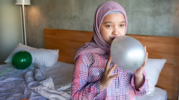 Menina Asiática Está Brincando Com Balões Quarto — Fotografia de Stock