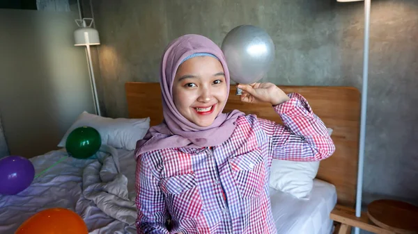 Gadis Asia Bermain Dengan Balon Kamar Tidur — Stok Foto