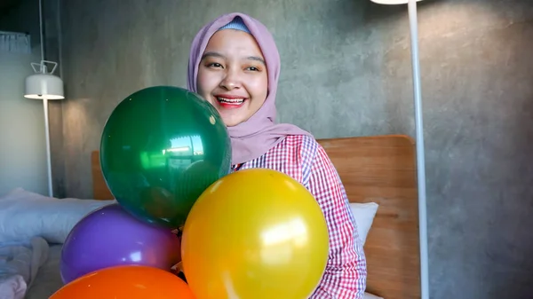 Asiática Chica Está Jugando Con Globos Dormitorio —  Fotos de Stock