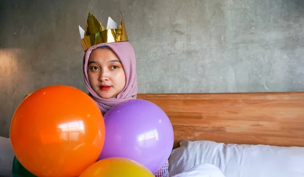 Asiática Chica Está Jugando Con Globos Dormitorio —  Fotos de Stock