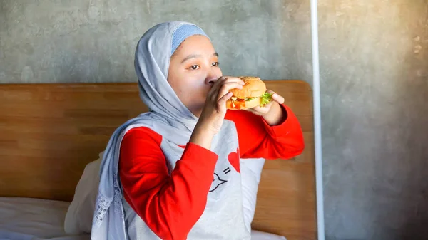 Asiatische Mädchen Essen Junk Food Burger Food — Stockfoto