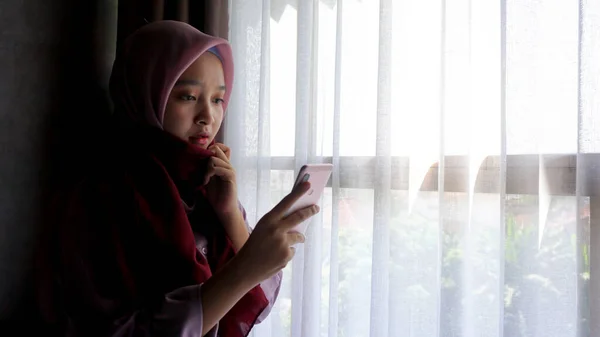 アジアの女の子遊び携帯電話でザベッドルーム — ストック写真