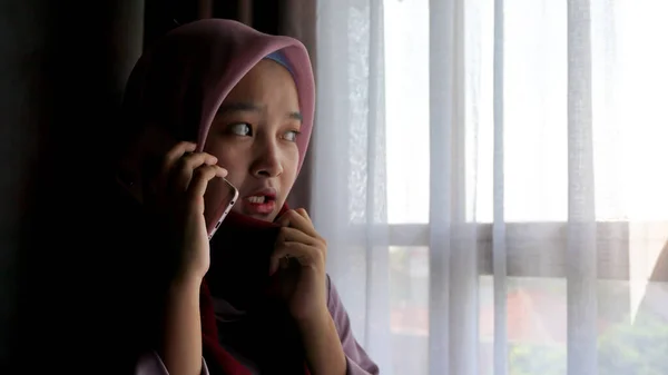 Menina Asiática Jogando Telefone Quarto — Fotografia de Stock