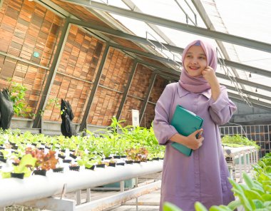 Asyalı kız hidrofonik sebzelerin gelişimini kaydetti