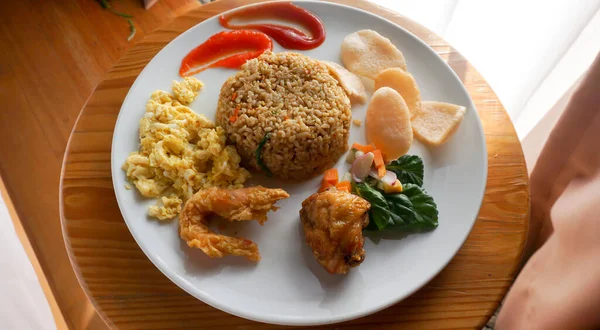 Stekt Ris Eller Nasi Goreng Med Äggröra Kyckling Och Räkor — Stockfoto