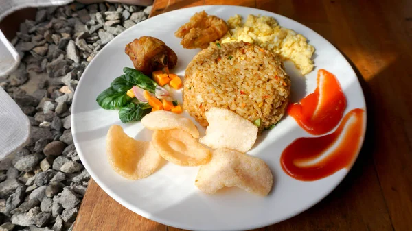 Stekt Ris Eller Nasi Goreng Med Äggröra Kyckling Och Räkor — Stockfoto