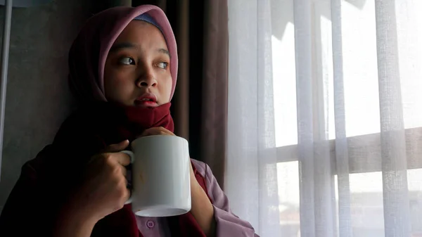 Ázsiai Lány Iszik Forró Hálószobában — Stock Fotó