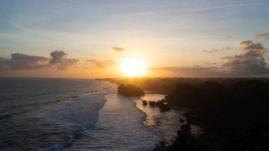 Gün batımında tepeler ve deniz manzarası. Kosova kora tepesinden manzara