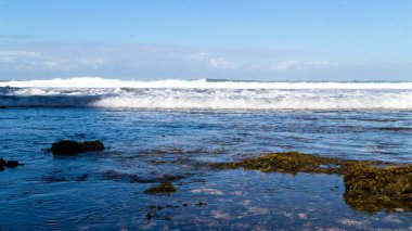 Okyanusta temiz ve güzel dalgalar