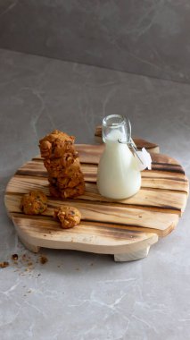 Beyaz sütlü çikolatalı kurabiye.