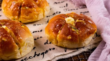 Korean Garlic Cream Cheese Bread (Yugjjog Maneulppang) is Popular Street Food in Korea. Made from Bread Bun, Cream Cheese, Garlic, Parsley, and Honey clipart