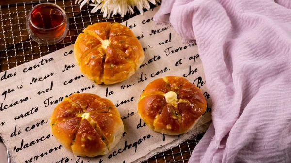 Korean Garlic Cream Cheese Bread (Yugjjog Maneulppang) is Popular Street Food in Korea. Made from Bread Bun, Cream Cheese, Garlic, Parsley, and Honey