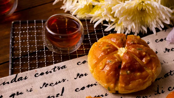 Korean Garlic Cream Cheese Bread (Yugjjog Maneulppang) is Popular Street Food in Korea. Made from Bread Bun, Cream Cheese, Garlic, Parsley, and Honey