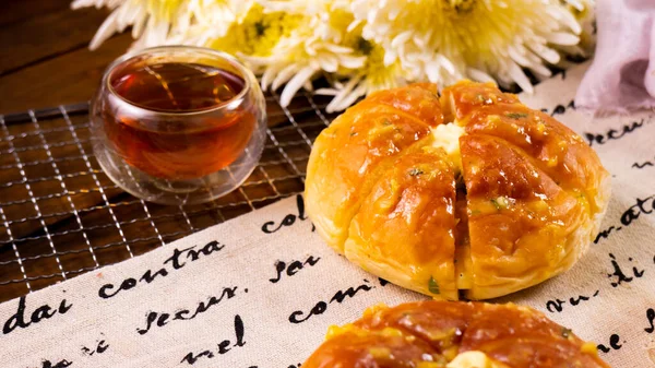 Korean Garlic Cream Cheese Bread (Yugjjog Maneulppang) is Popular Street Food in Korea. Made from Bread Bun, Cream Cheese, Garlic, Parsley, and Honey