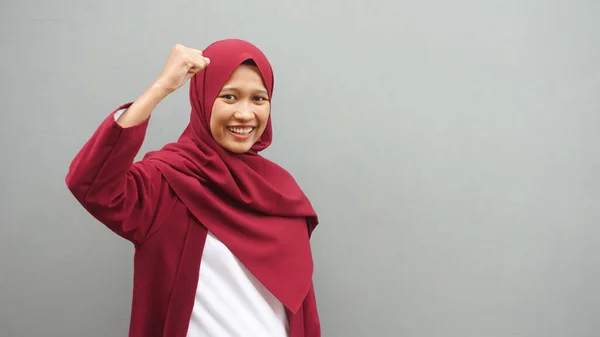 Πορτρέτο Της Νεαρής Ασιάτισσας Μουσουλμάνα Φορώντας Hijab Σφιγμένες Γροθιές — Φωτογραφία Αρχείου