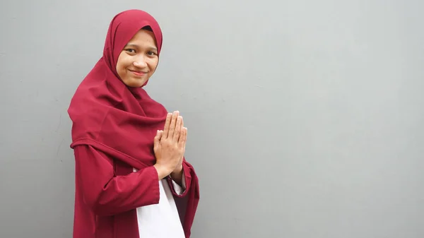 Asiática Hijab Mulher Pedir Desculpas Mão Ramadã Comemorar — Fotografia de Stock