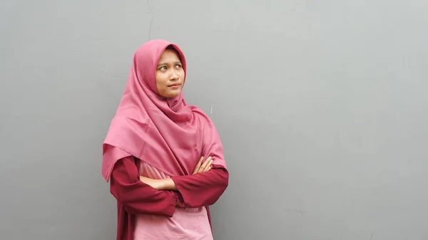 Aziatische Moslim Vrouw Draagt Hijab Met Denkende Uitdrukking Zoek Naar — Stockfoto
