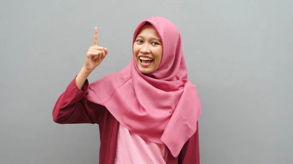 アジア系ムスリム女性はヒジャーブを着て思考表現をする 問題の解決策を探して — ストック写真