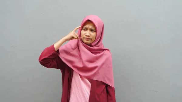 Aziatische Moslim Vrouw Draagt Hijab Met Denkende Uitdrukking Zoek Naar — Stockfoto