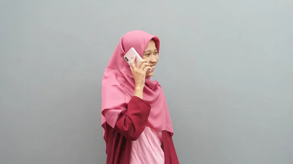 Ευτυχισμένη Ασιάτισσα Μουσουλμάνα Γυναίκα Φορώντας Μαντίλα Μιλάει Στο Τηλέφωνο Θηλυκό — Φωτογραφία Αρχείου