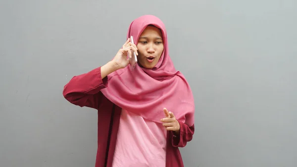 Mulher Muçulmana Asiática Feliz Vestindo Hijab Fala Telefone Feminino Usando — Fotografia de Stock