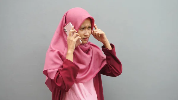 Ásia Muçulmano Mulher Chamando Com Pensamento — Fotografia de Stock