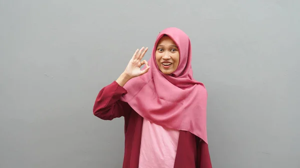 ヒジャーブを身に着けている若いアジアのイスラム教徒の女性の肖像は ジェスチャーを親指アップを示しています 笑顔幸せな顔 承認されたOkサイン — ストック写真