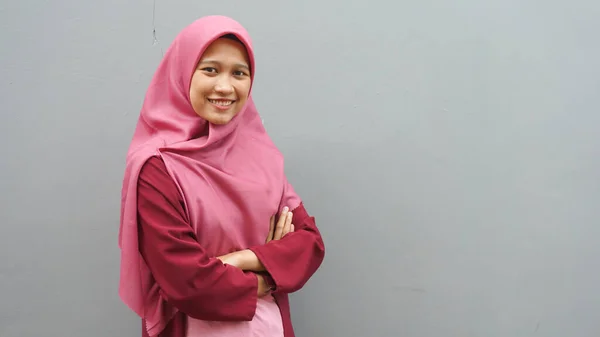 Porträtt Vacker Asiatisk Muslimsk Kvinna Klädd Röd Hijab Ler Mot — Stockfoto