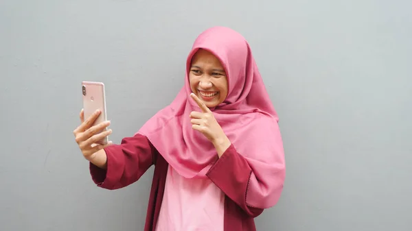 Asiático Musulmán Mujer Video Llamada Gesto — Foto de Stock