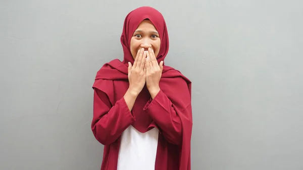 Terkejut Melihat Wanita Muslim Asia Kamera Dengan Mata Besar Dan — Stok Foto