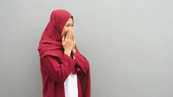 Schockiert Überraschte Asiatische Muslimin Die Mit Großen Augen Und Offenem — Stockfoto