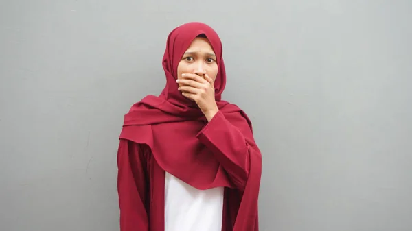 Zszokowany Zaskoczony Azjatycki Muzułmanin Pani Patrząc Aparat Dużymi Oczami Otwartymi — Zdjęcie stockowe