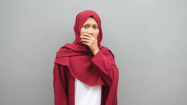 Schockiert Überraschte Asiatische Muslimin Die Mit Großen Augen Und Offenem — Stockfoto