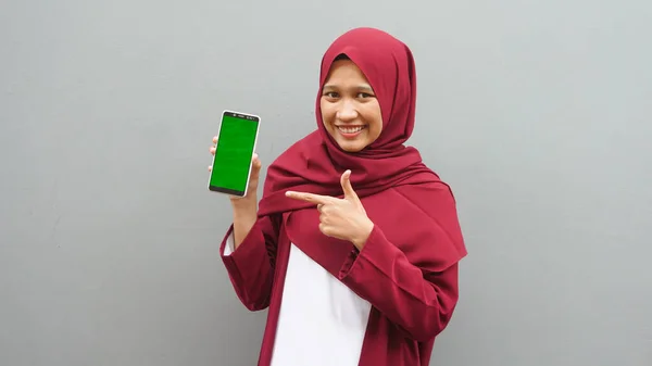 Asiatin Zeigt Auf Handy Mit Grünem Bildschirm — Stockfoto