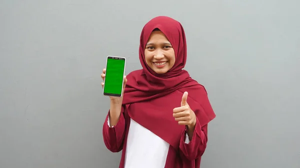Mujer Asiática Señalando Teléfono Celular Con Pantalla Verde — Foto de Stock