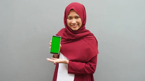 Mujer Asiática Señalando Teléfono Celular Con Pantalla Verde —  Fotos de Stock