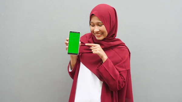 Mujer Asiática Señalando Teléfono Celular Con Pantalla Verde —  Fotos de Stock
