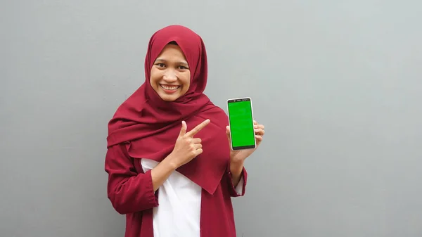 Mulher Asiática Apontando Para Celular Com Tela Verde — Fotografia de Stock