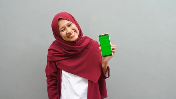 Mujer Asiática Señalando Teléfono Celular Con Pantalla Verde —  Fotos de Stock