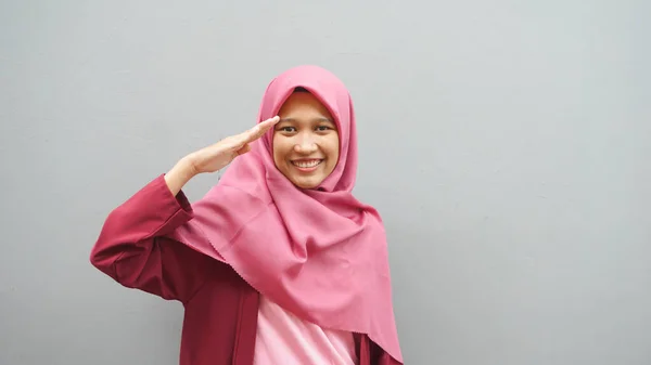 Жінка Хіджаб Азії Вітає Людей Які Відзначають День Незалежності — стокове фото